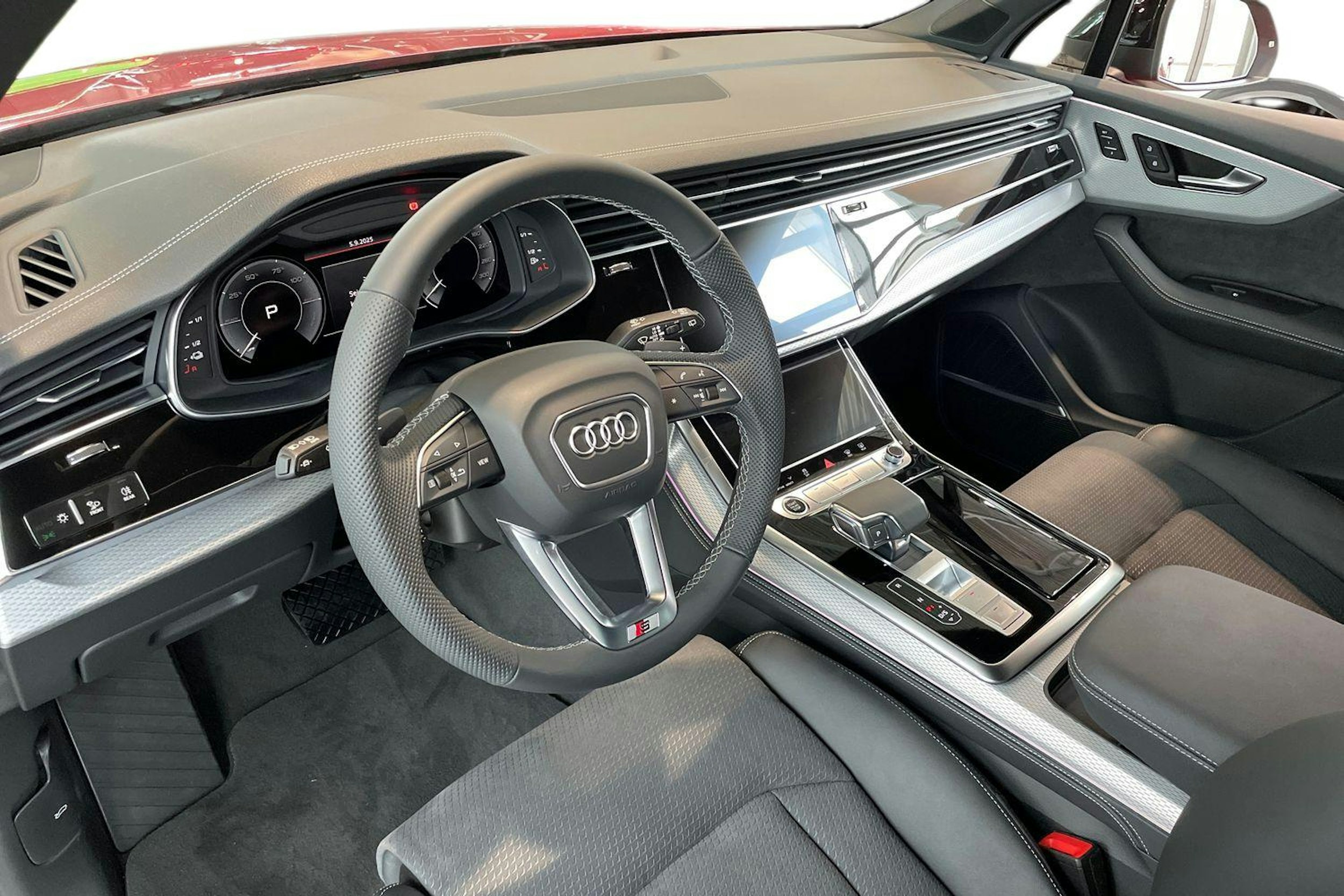 punainen Audi Q7 2025 kuva 6.