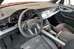 punainen Audi Q7 2025 kuva 6.