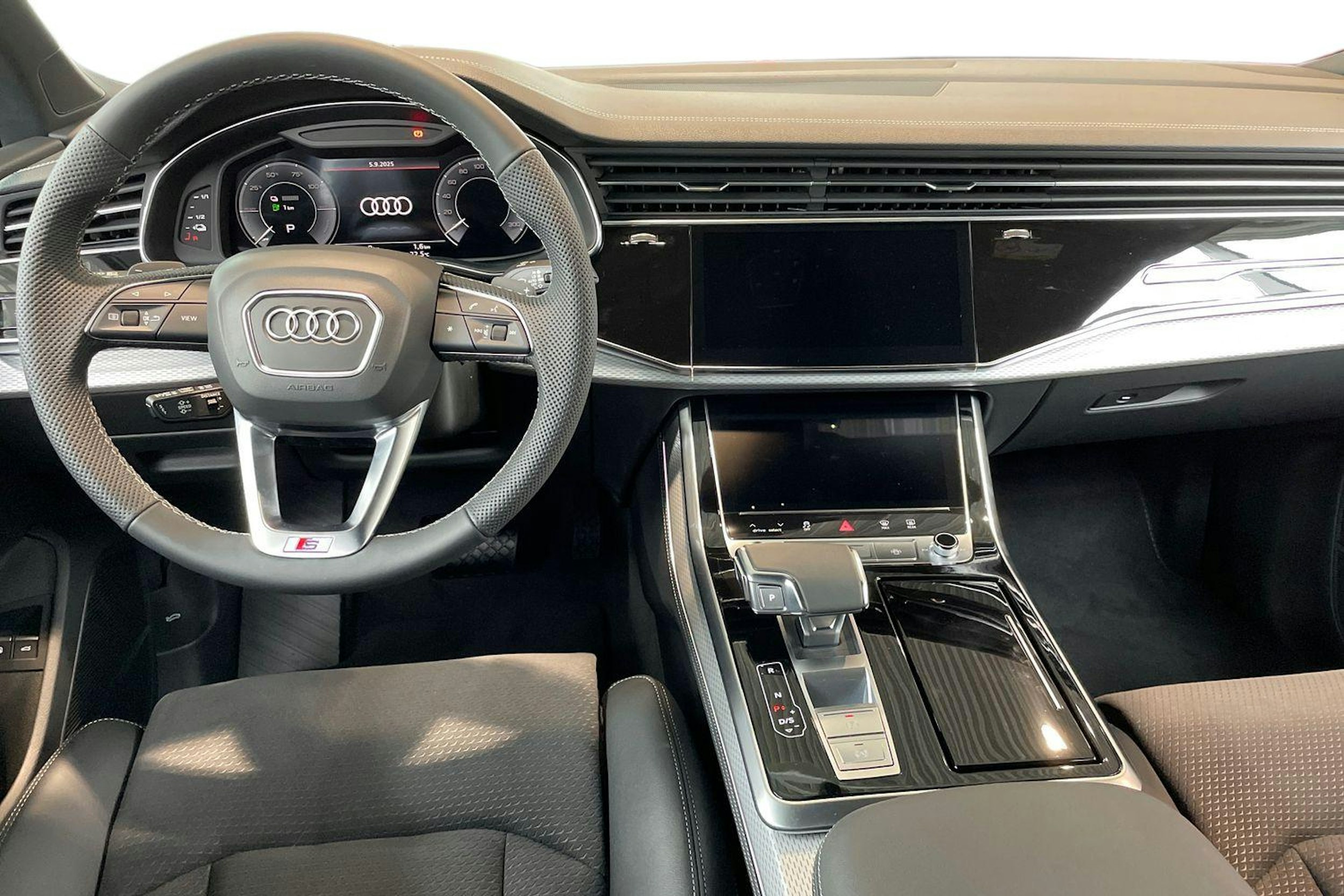punainen Audi Q7 2025 kuva 7.