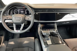 punainen Audi Q7 2025 kuva 7.