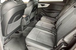 punainen Audi Q7 2025 kuva 8.