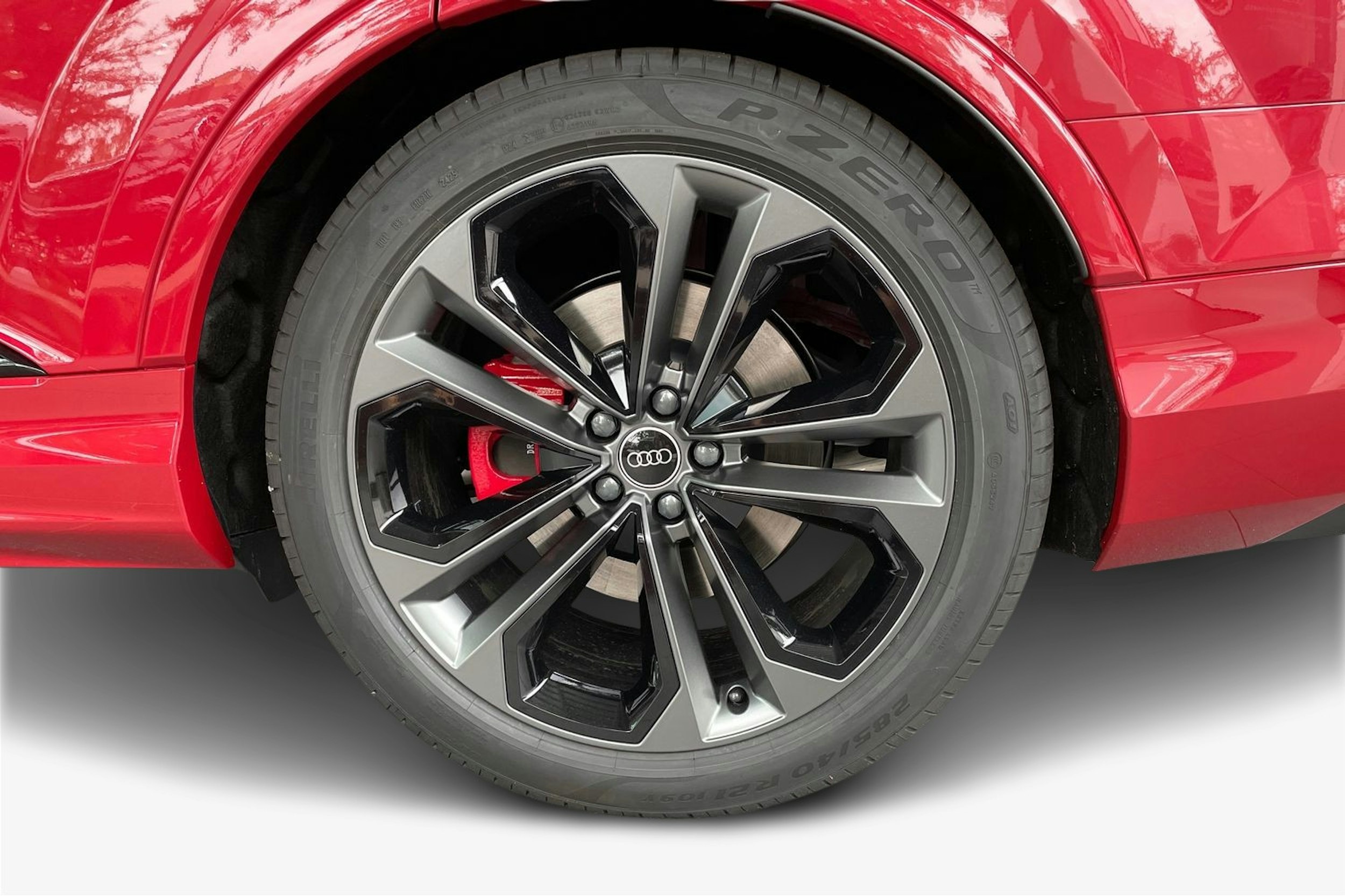 punainen Audi Q7 2025 kuva 9.