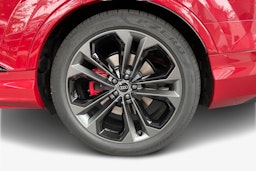 punainen Audi Q7 2025 kuva 9.
