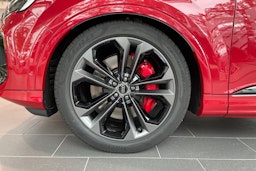 punainen Audi Q7 2025 kuva 10.