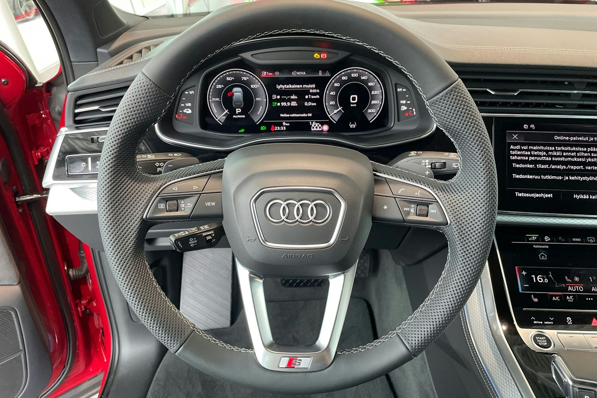 punainen Audi Q7 2025 kuva 11.