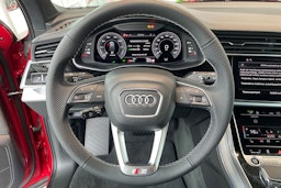 punainen Audi Q7 2025 kuva 11.