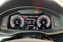 punainen Audi Q7 2025 kuva 12.