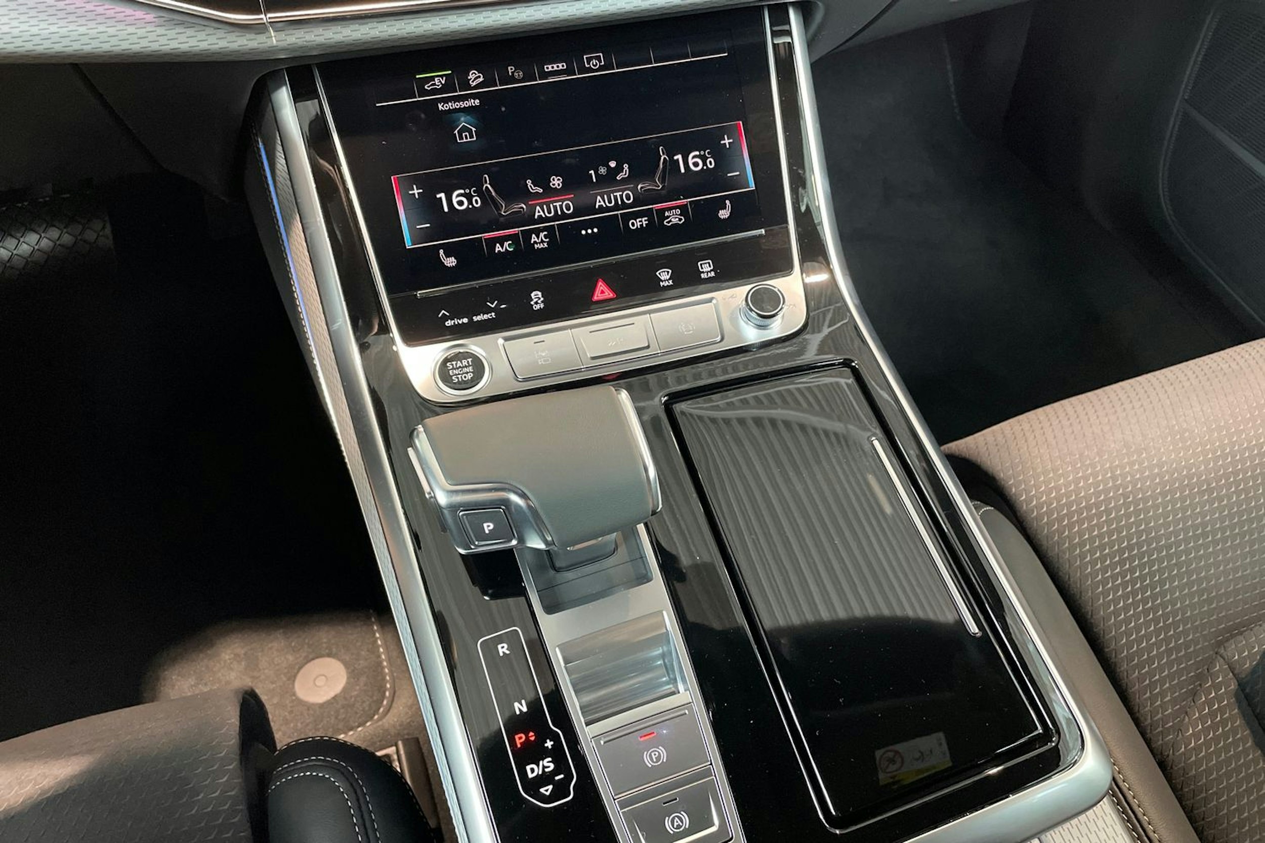 punainen Audi Q7 2025 kuva 14.
