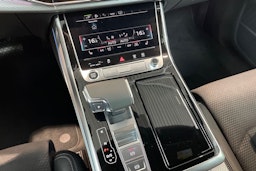 punainen Audi Q7 2025 kuva 14.