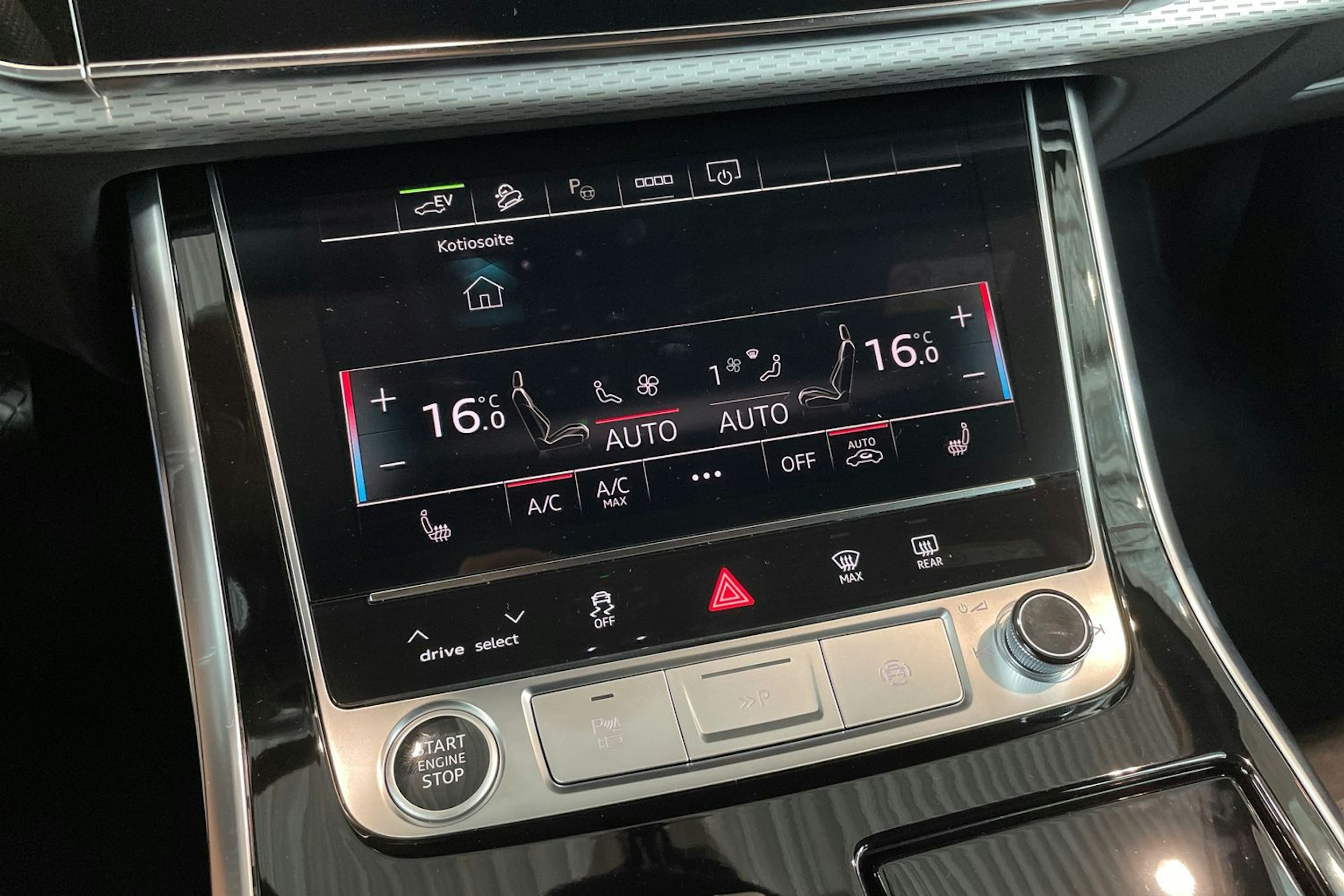punainen Audi Q7 2025 kuva 15.