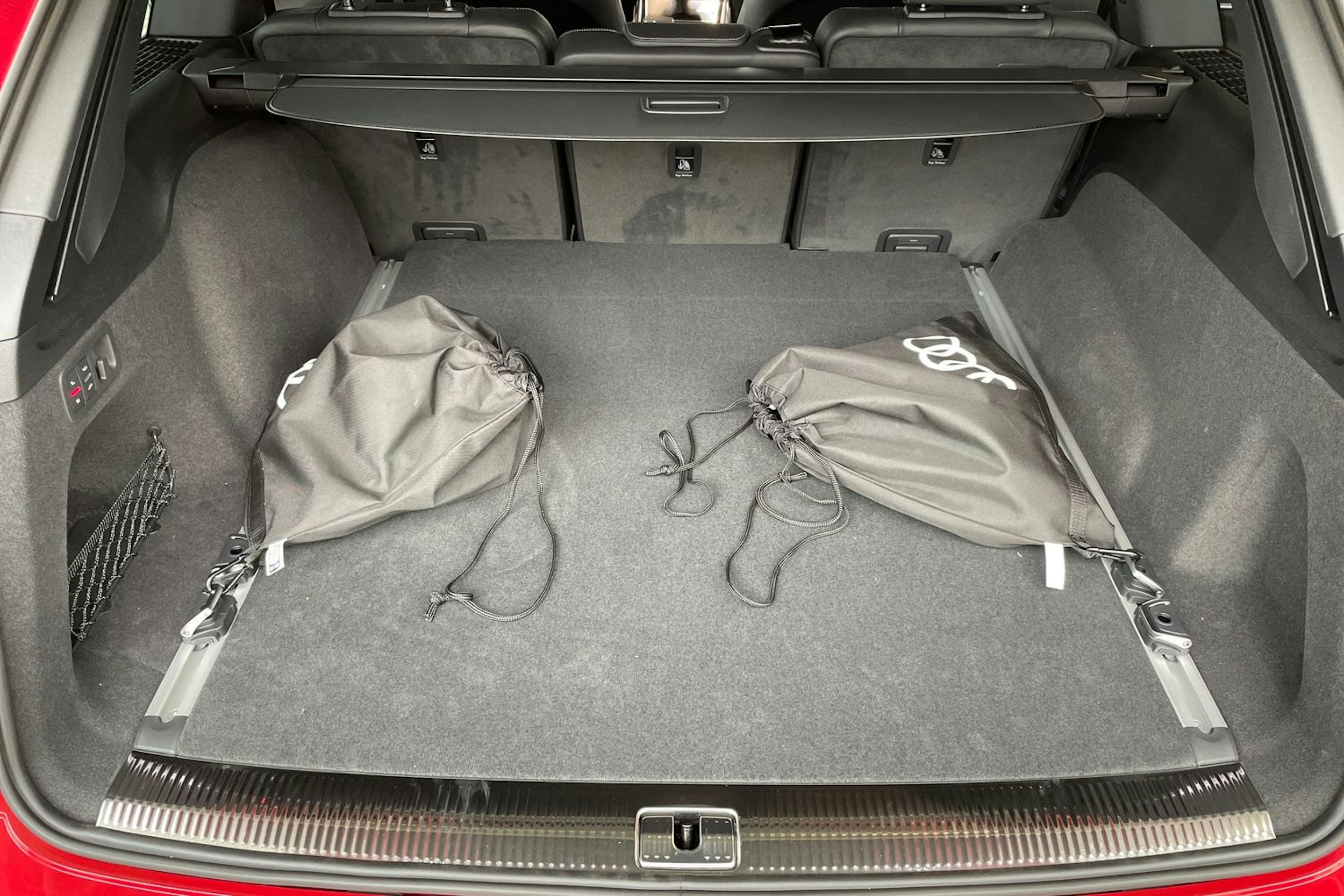 punainen Audi Q7 2025 kuva 16.