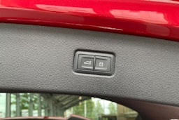 punainen Audi Q7 2025 kuva 17.
