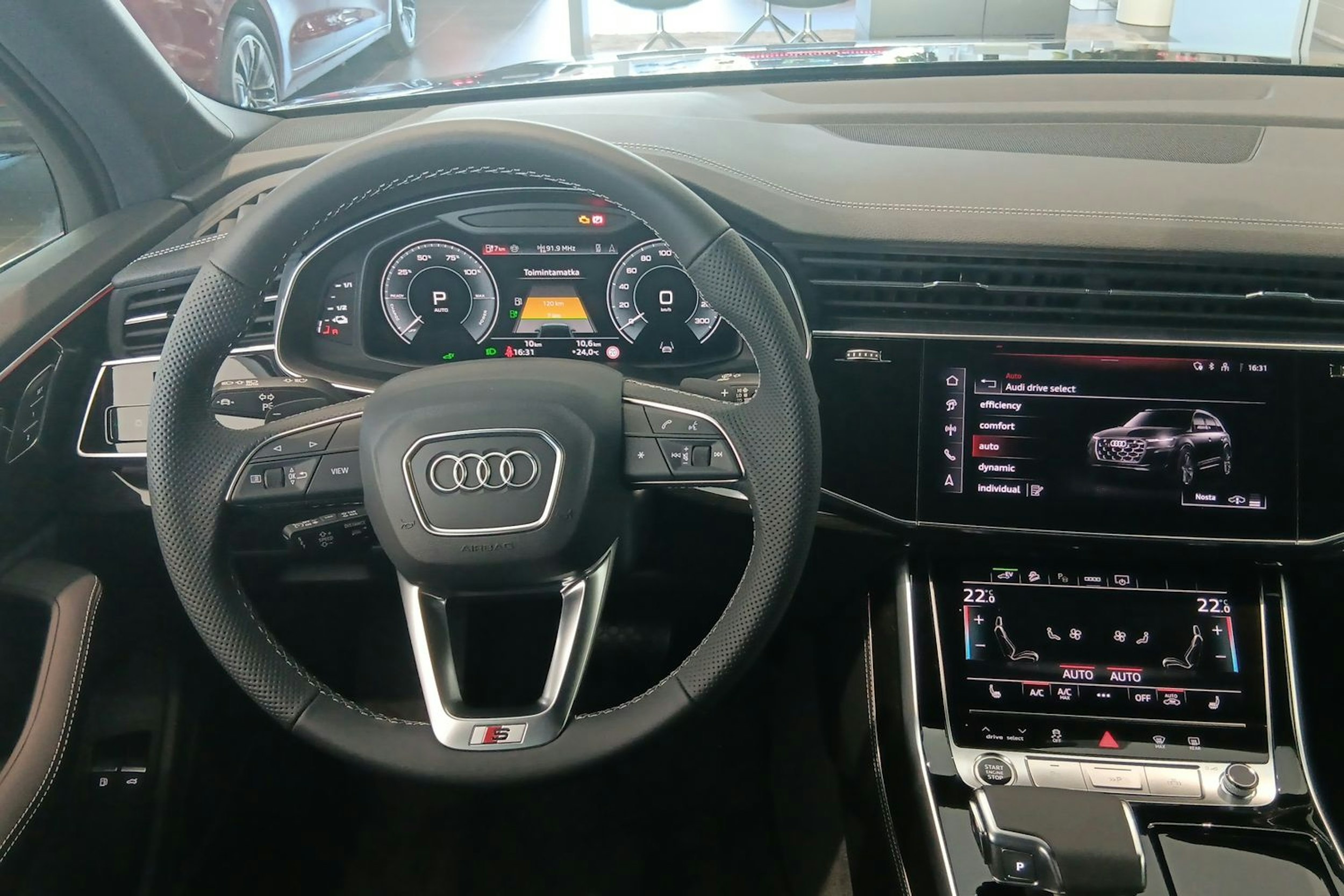 mythos musta Audi Q7 2025 kuva 24.
