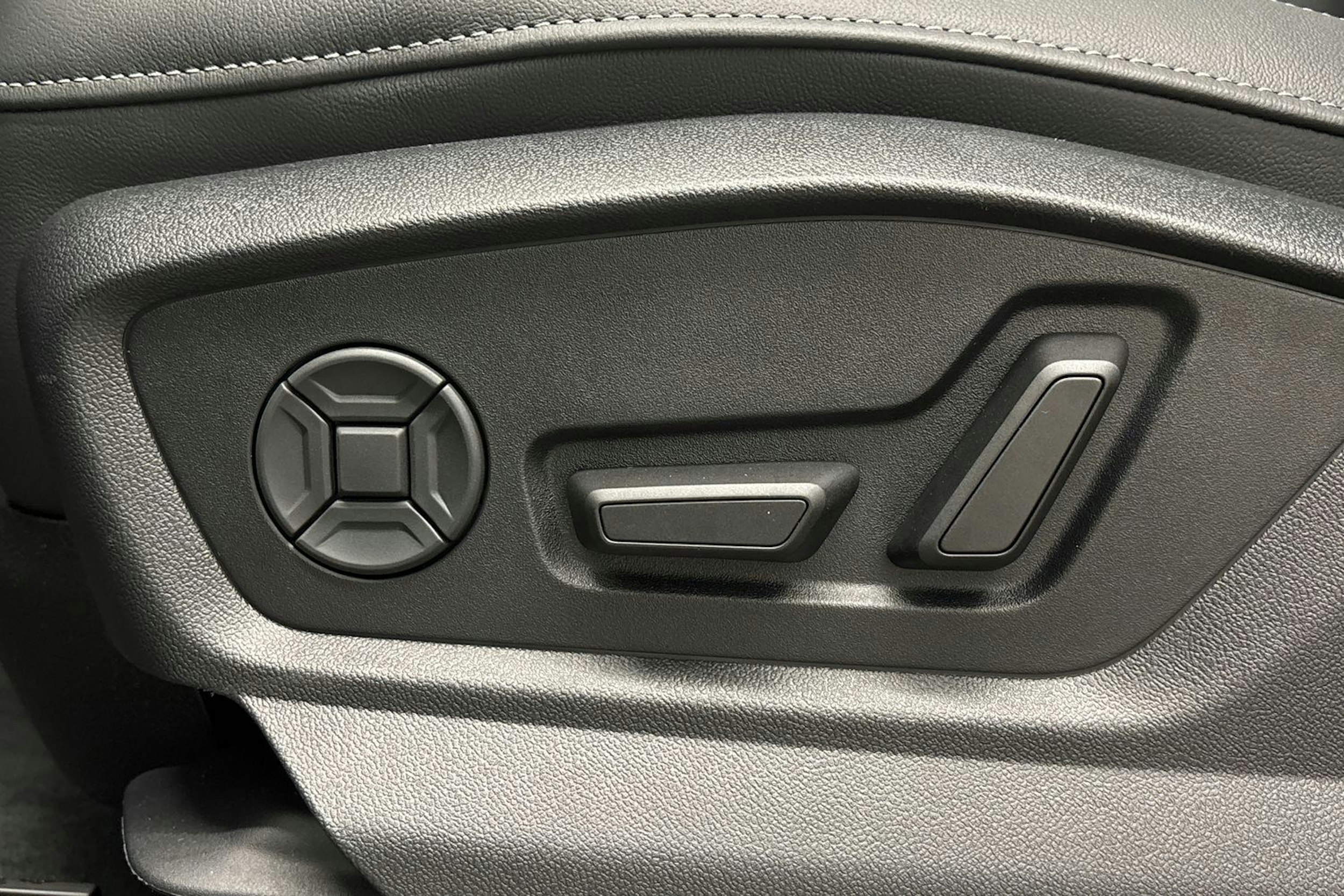 met. musta Audi Q7 2025 kuva 12.