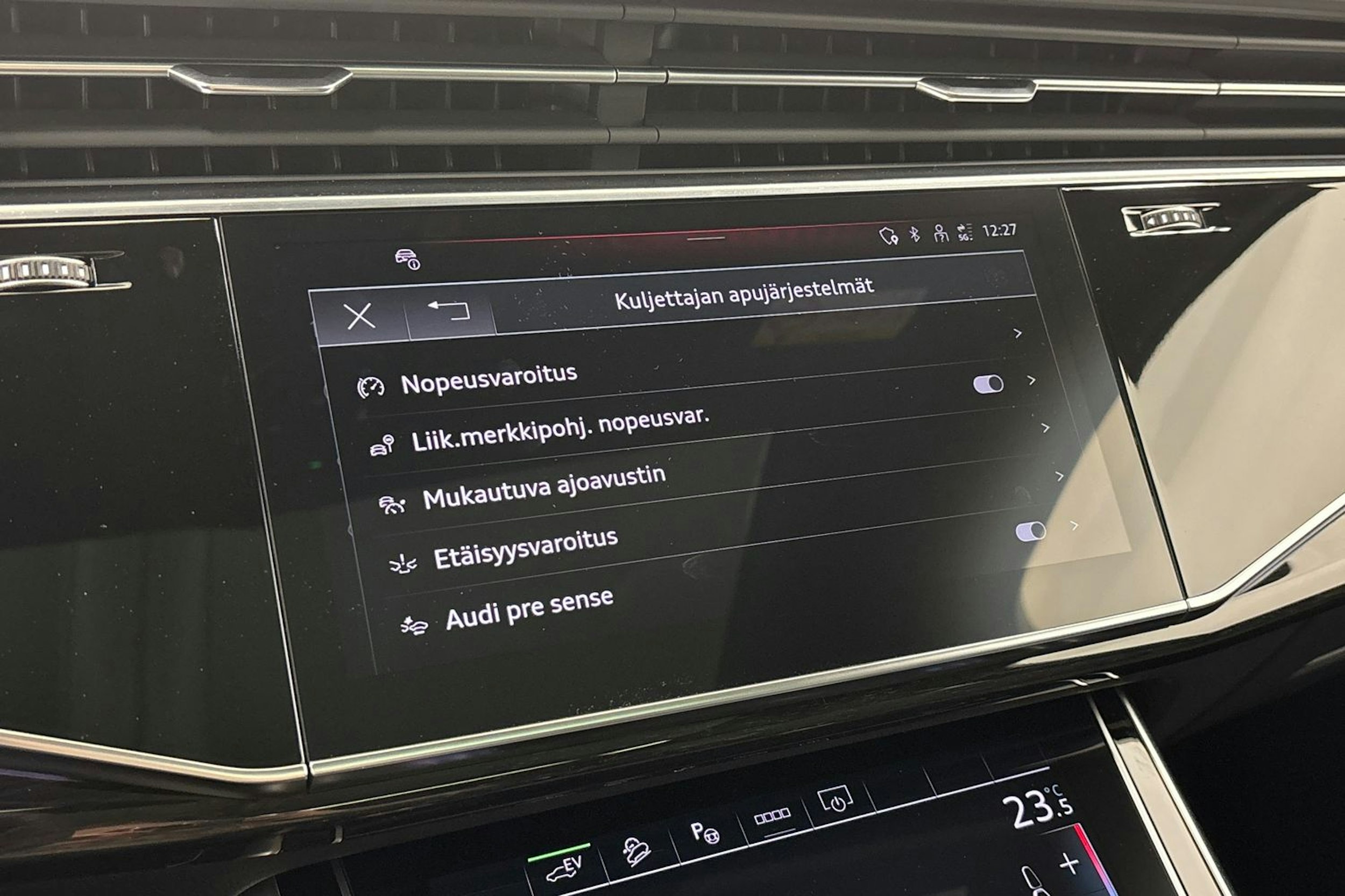 met. musta Audi Q7 2025 kuva 19.
