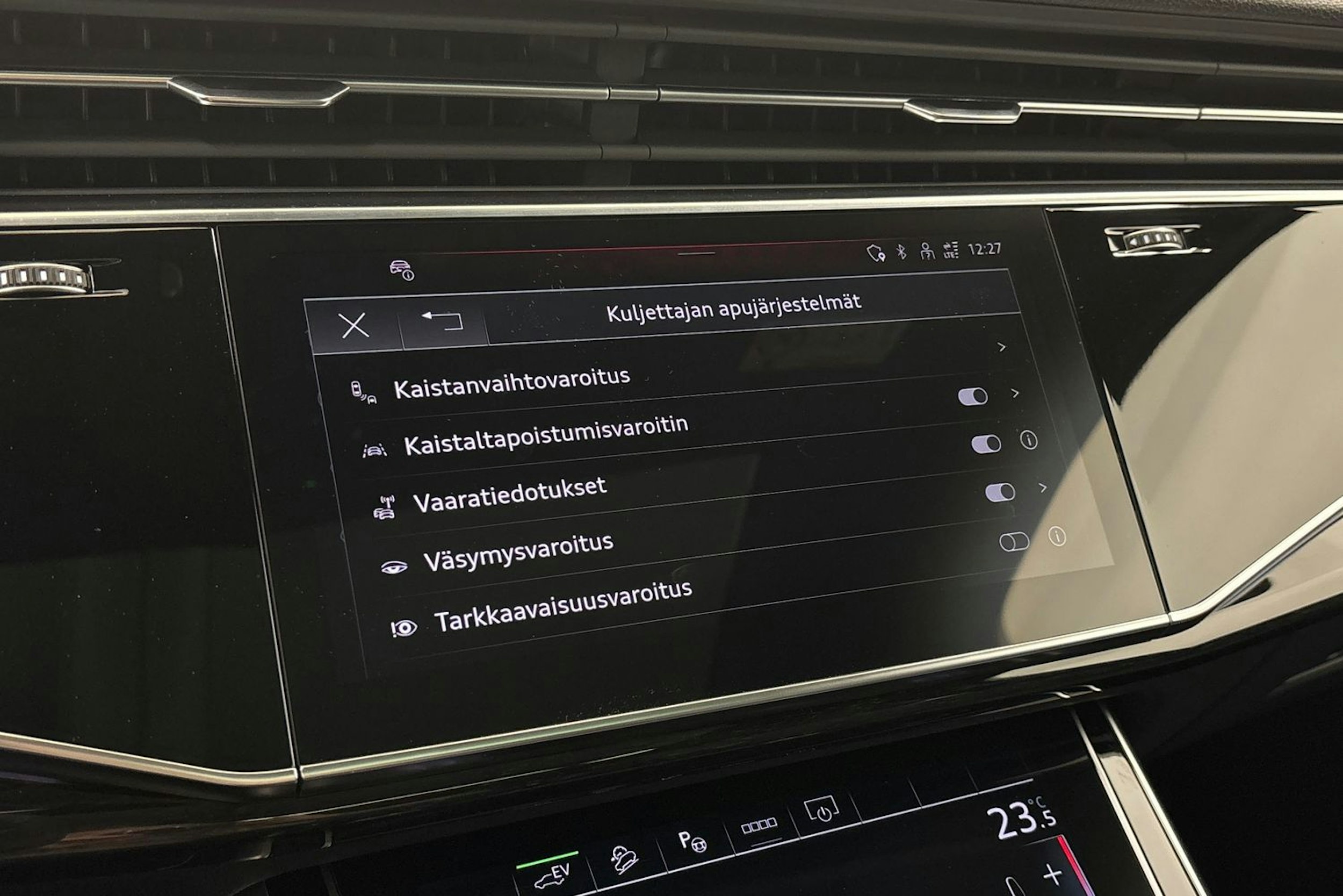 met. musta Audi Q7 2025 kuva 20.