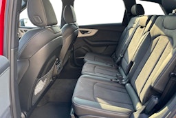 met. punainen Audi Q7 2025 kuva 8.