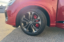 met. punainen Audi Q7 2025 kuva 10.
