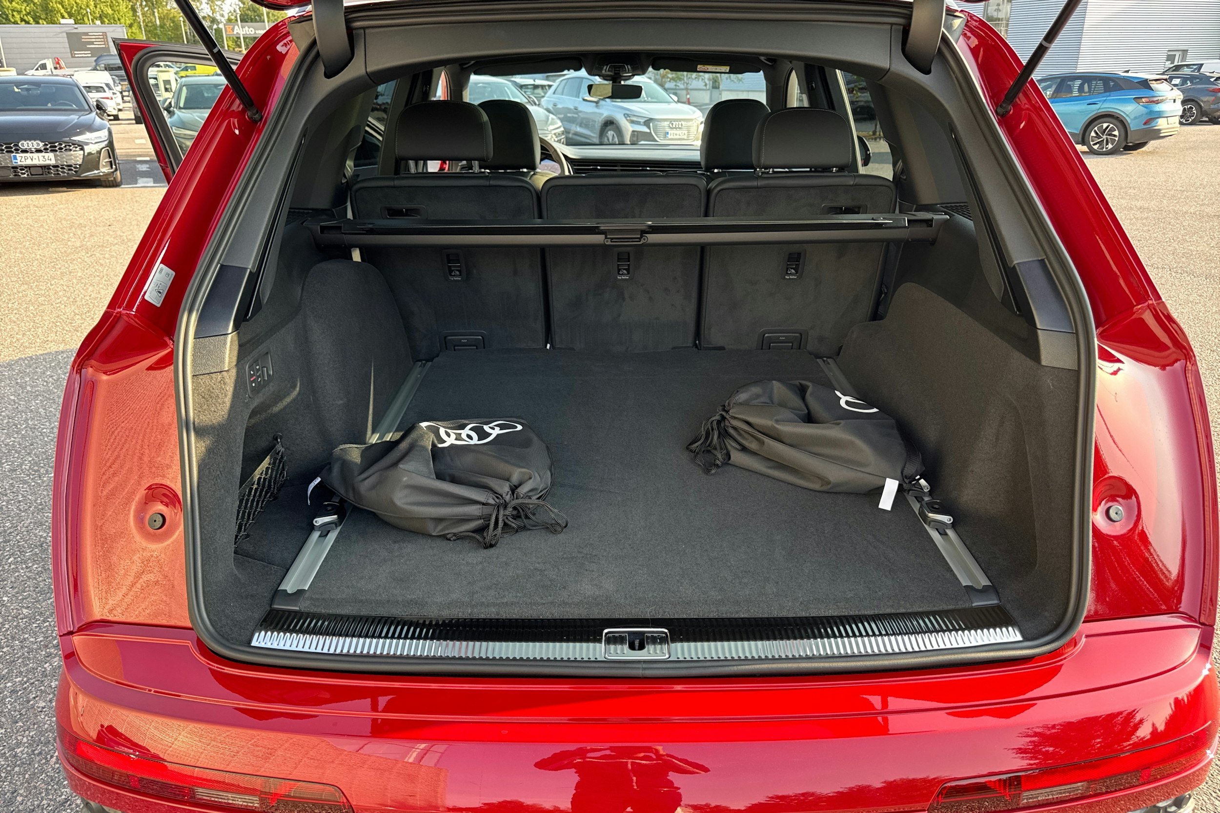 met. punainen Audi Q7 2025 kuva 15.