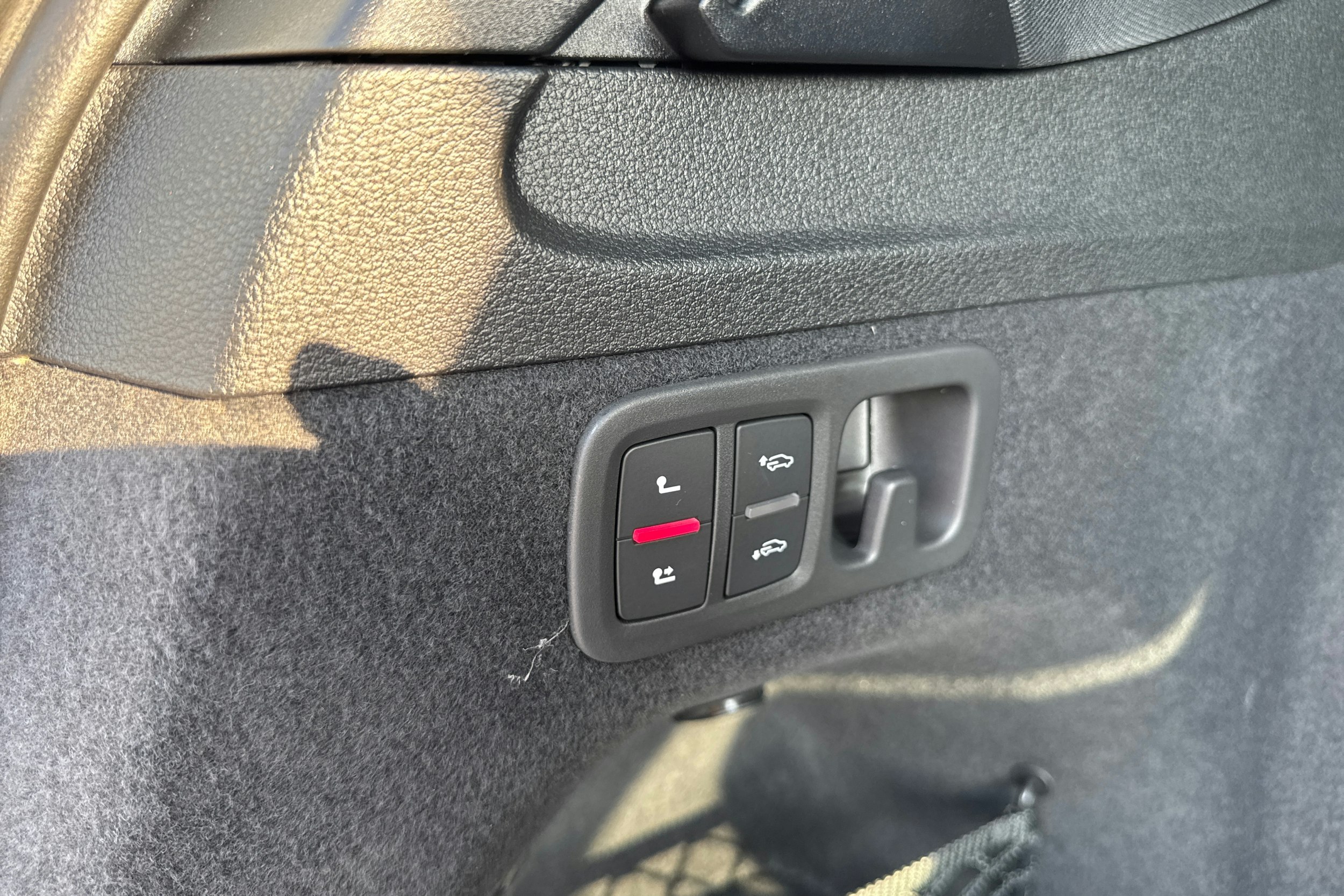 met. punainen Audi Q7 2025 kuva 17.