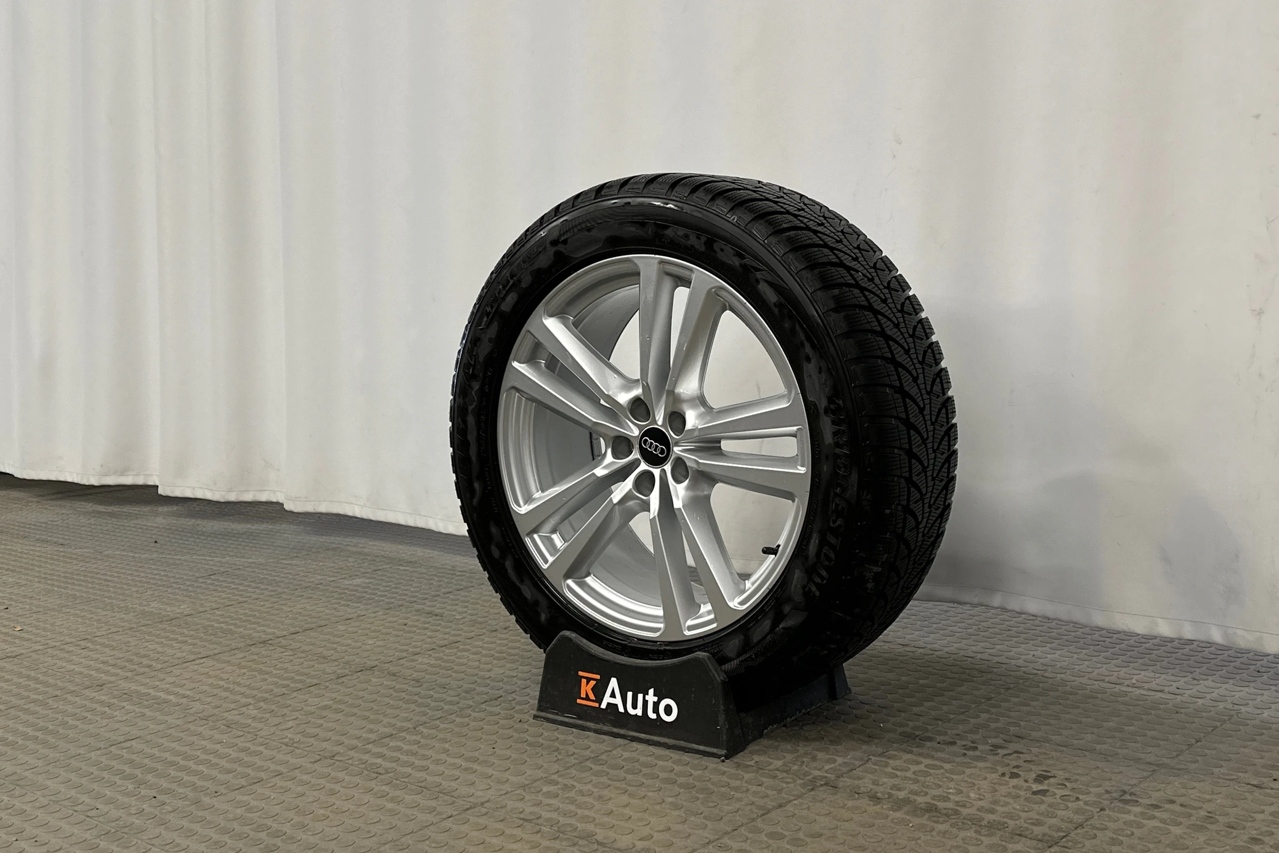 harmaa Audi Q7 2026 kuva 10.