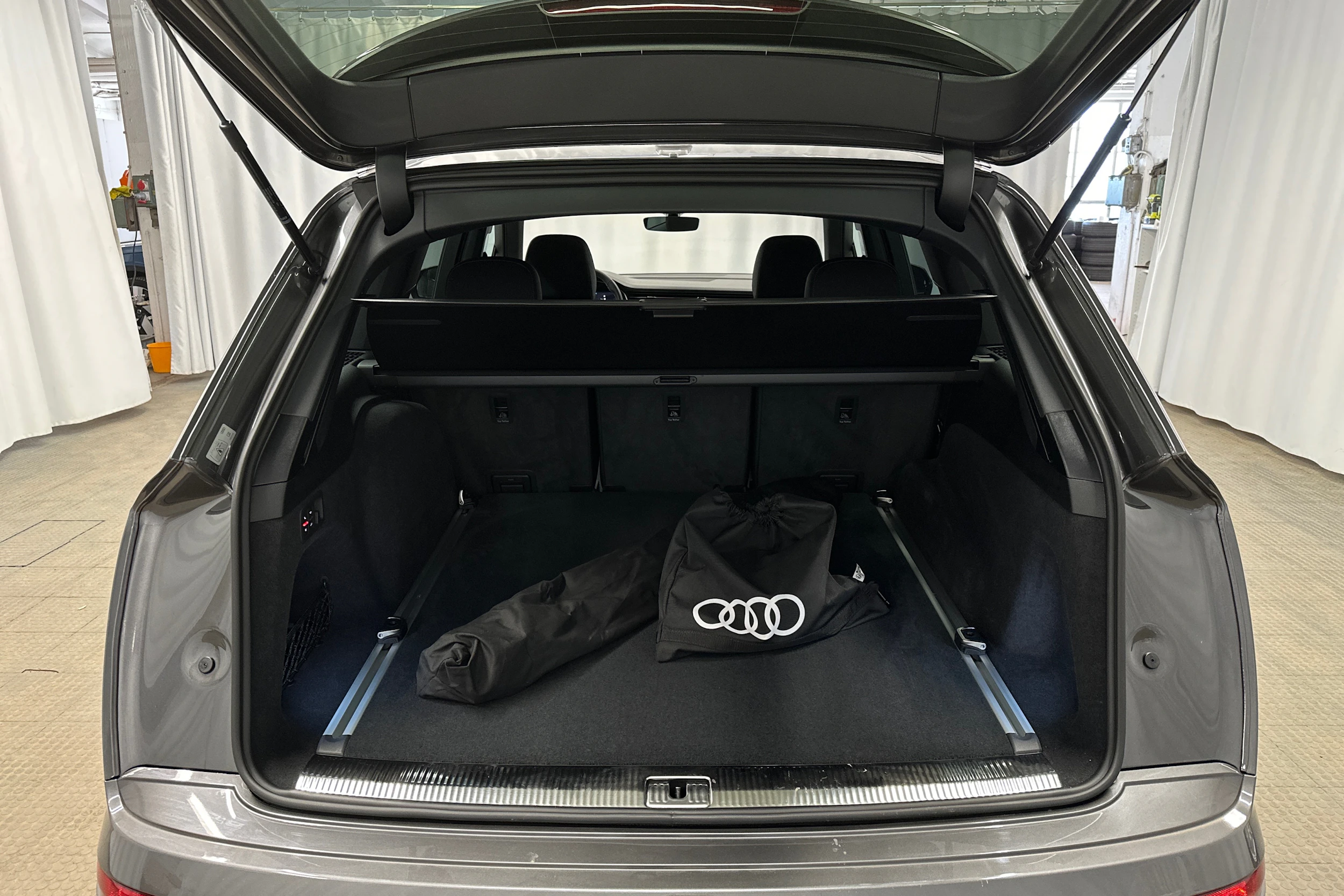 harmaa Audi Q7 2026 kuva 29.