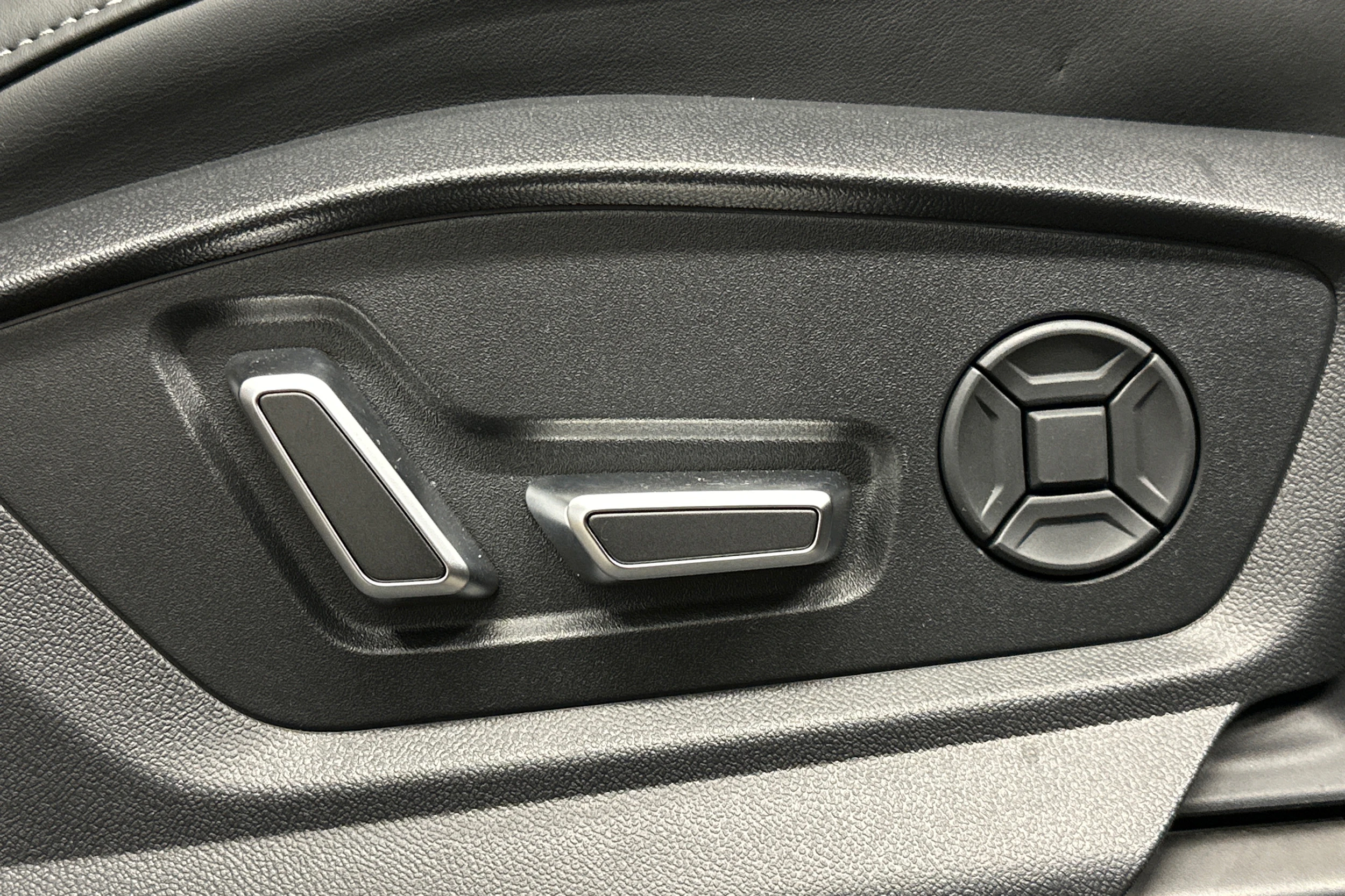 beige Audi Q7 2026 kuva 18.