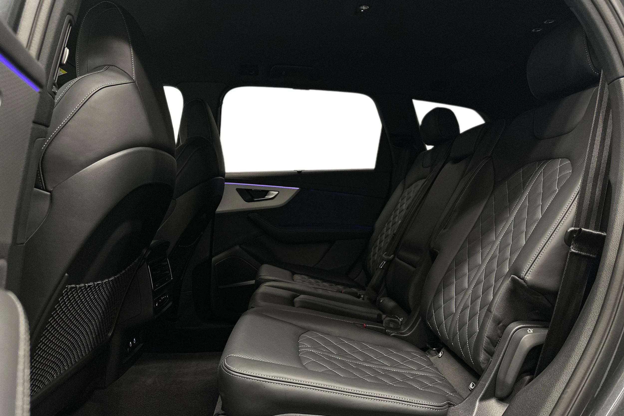 harmaa Audi Q7 2026 kuva 8.