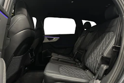 harmaa Audi Q7 2026 kuva 8.