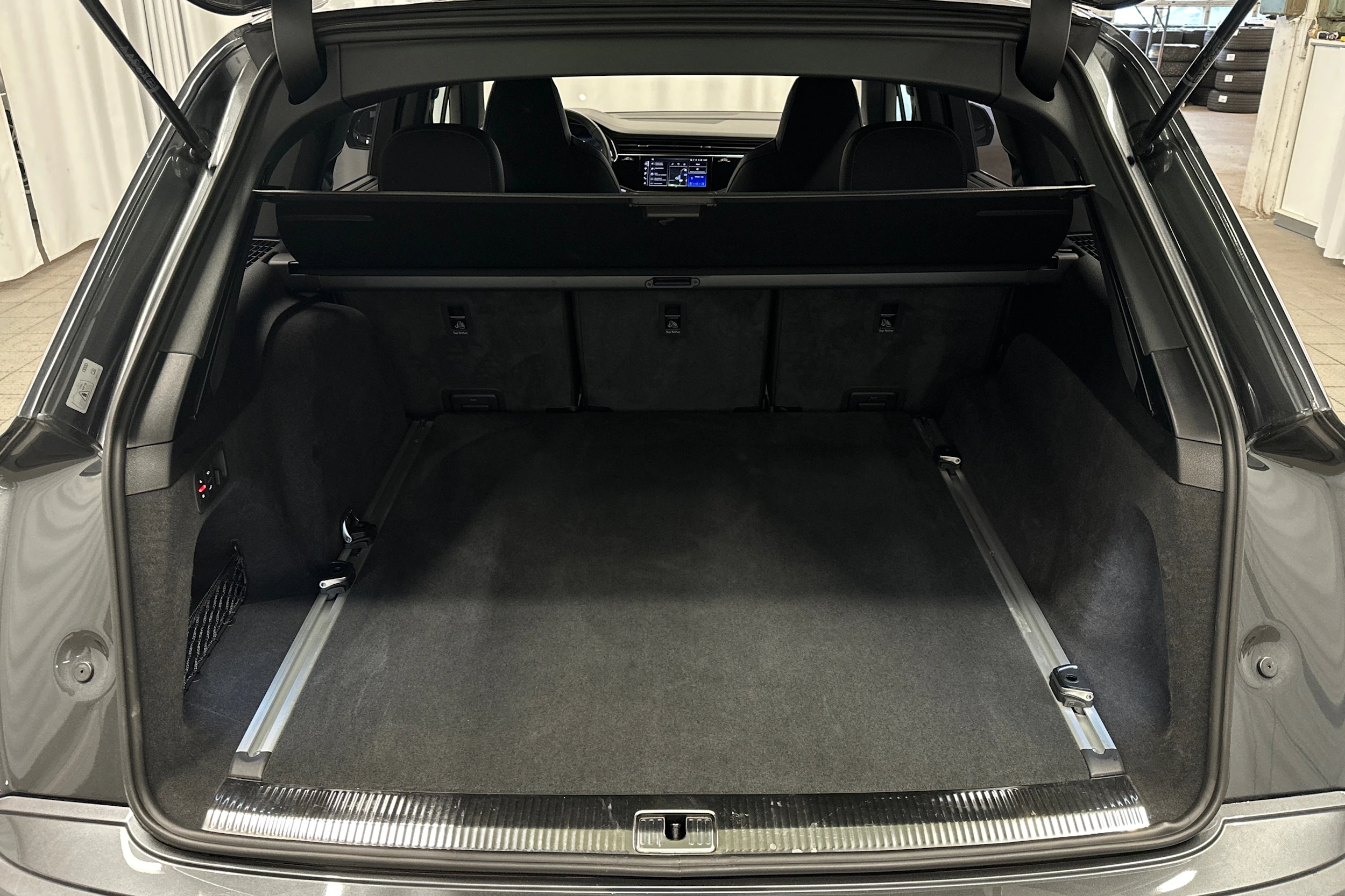 harmaa Audi Q7 2026 kuva 11.