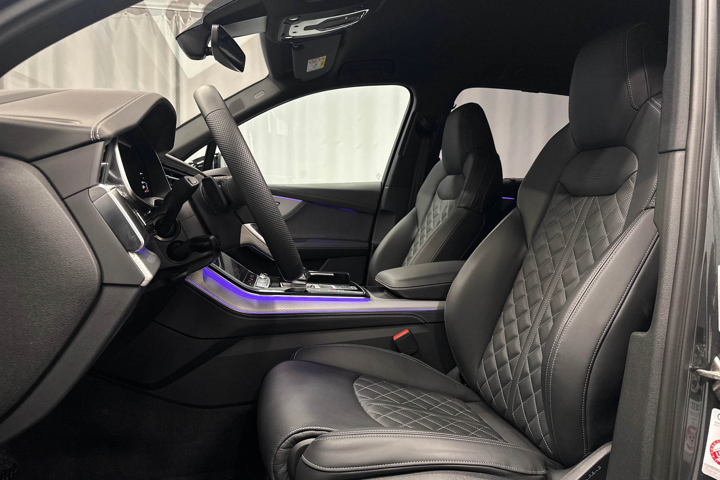 harmaa Audi Q7 2026 kuva 15.