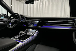 harmaa Audi Q7 2026 kuva 18.