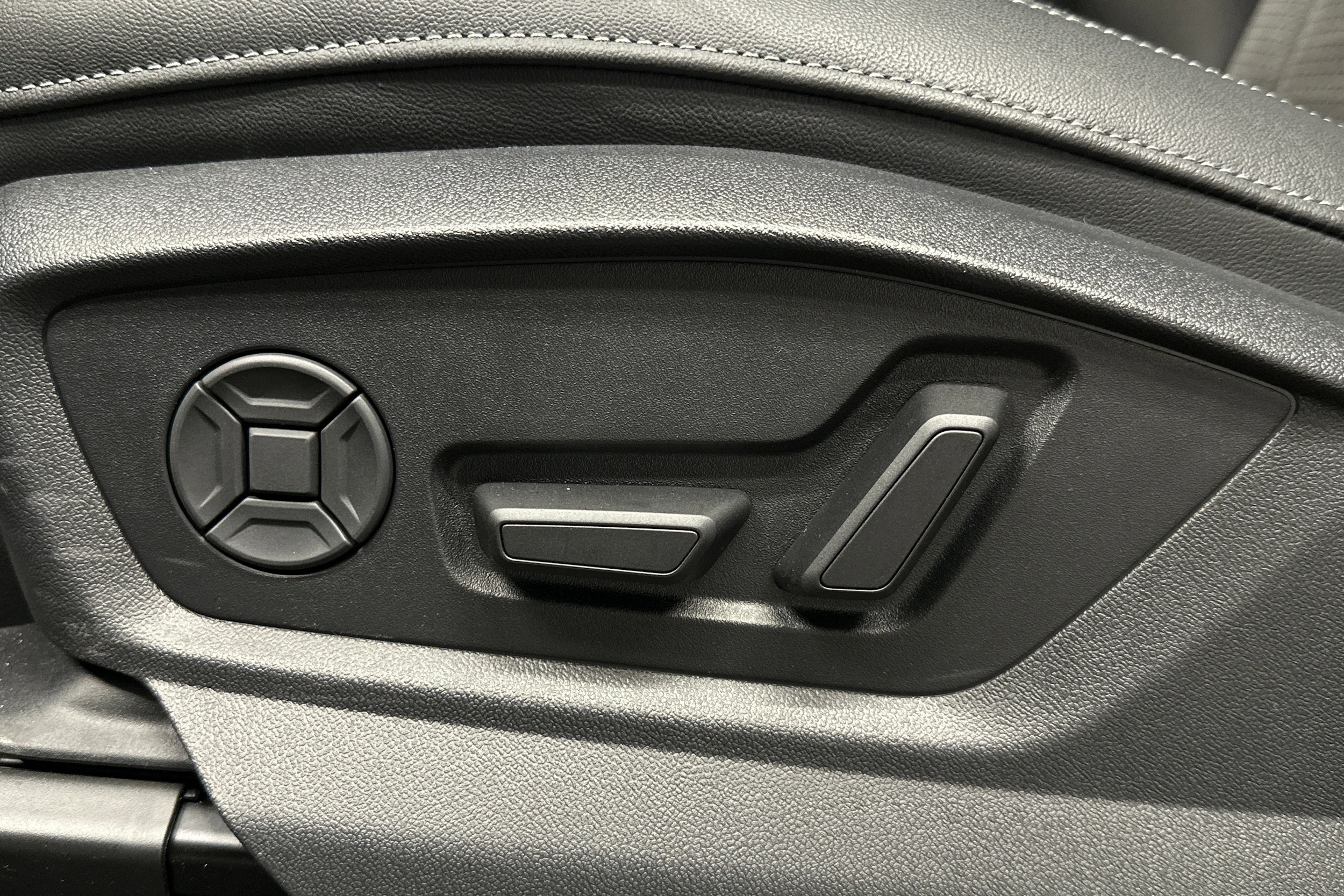 hopea Audi Q7 2026 kuva 16.