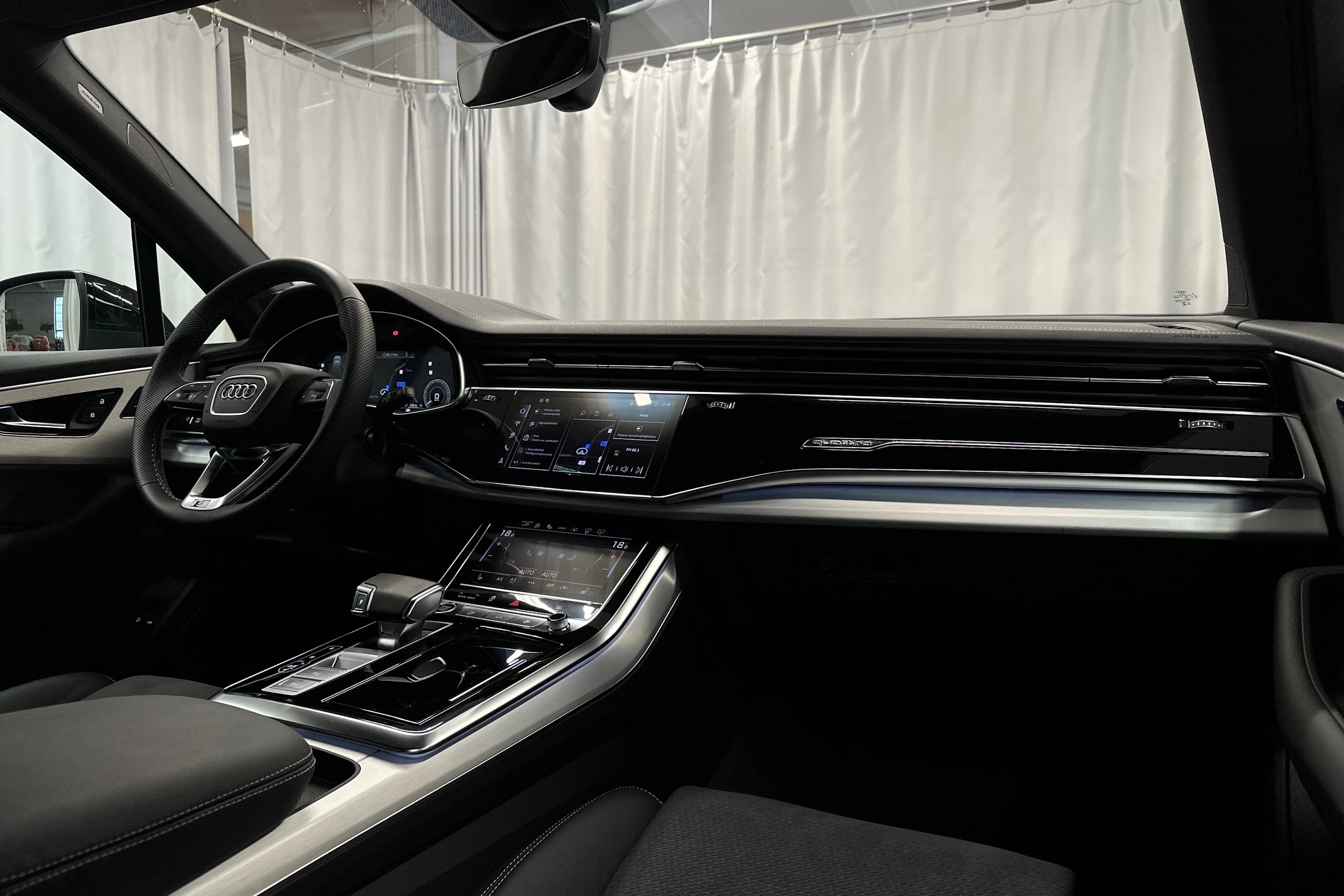hopea Audi Q7 2026 kuva 18.