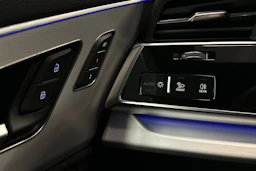 sininen Audi Q7 2026 kuva 16.