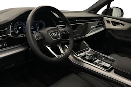 punainen Audi Q7 2026 kuva 6.