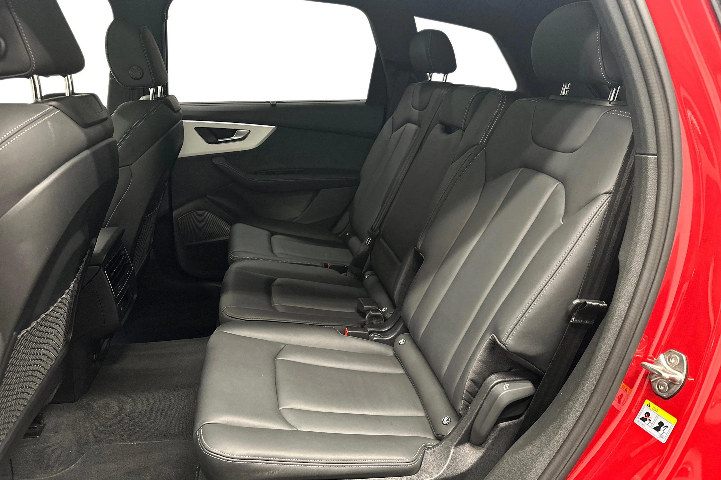 punainen Audi Q7 2026 kuva 8.