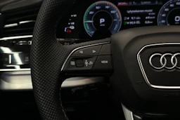 punainen Audi Q7 2026 kuva 11.