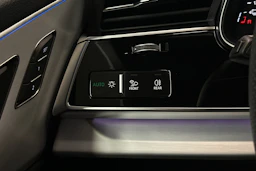 punainen Audi Q7 2026 kuva 15.