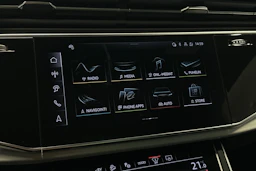 punainen Audi Q7 2026 kuva 17.