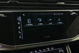 punainen Audi Q7 2026 kuva 19.