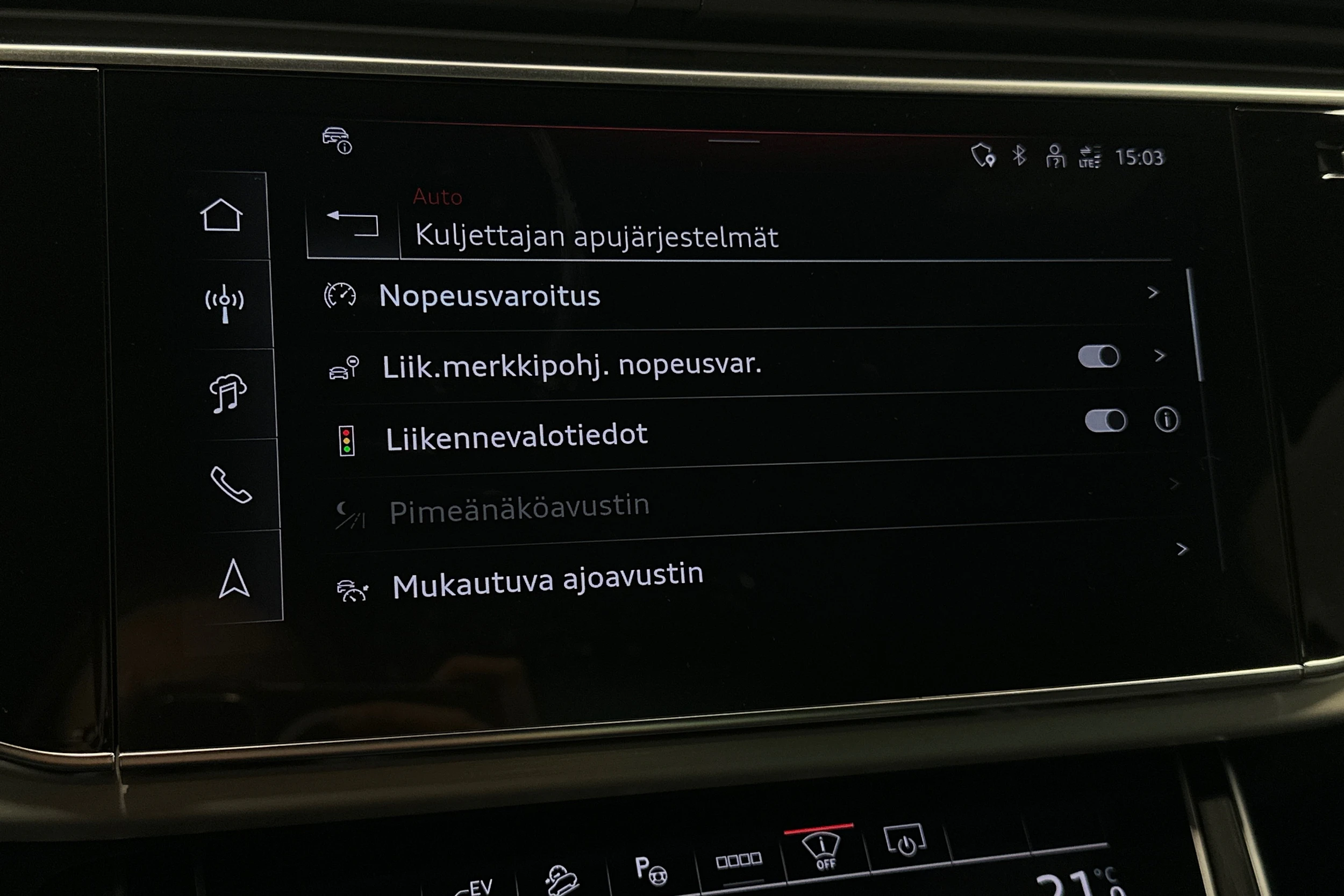 punainen Audi Q7 2026 kuva 30.