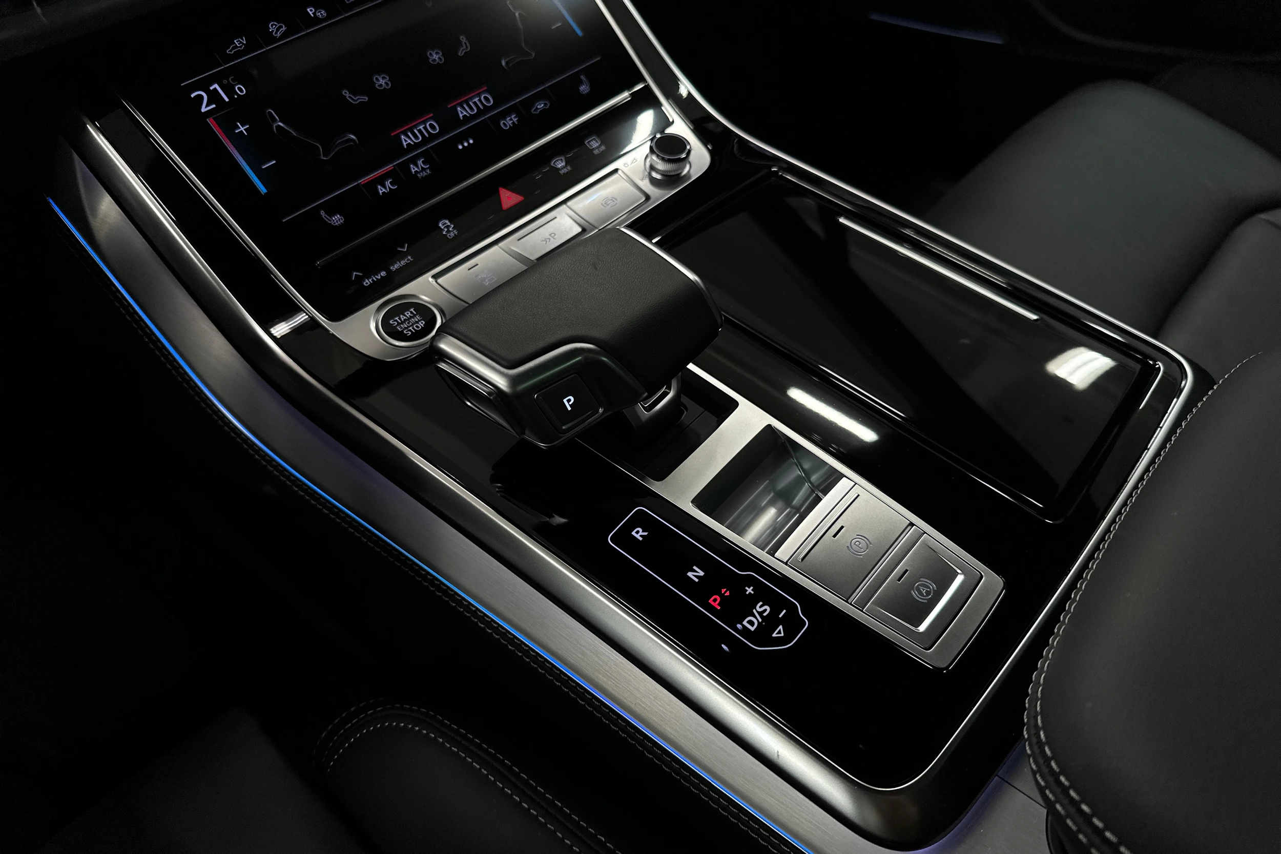 punainen Audi Q7 2026 kuva 37.