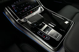 punainen Audi Q7 2026 kuva 37.