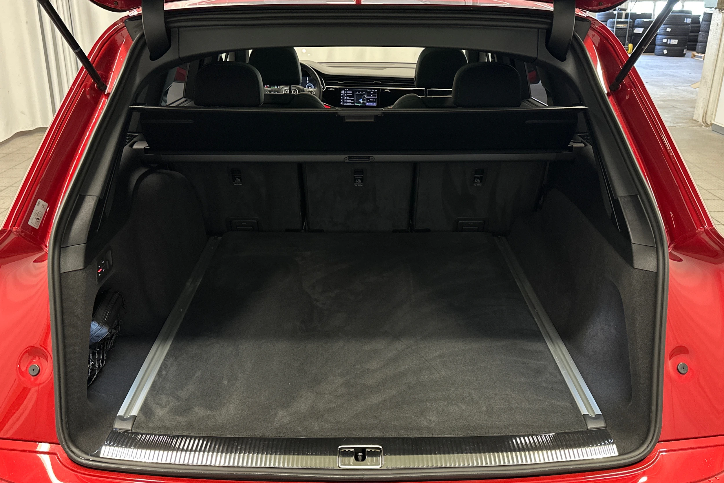punainen Audi Q7 2026 kuva 11.