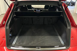 punainen Audi Q7 2026 kuva 11.
