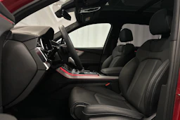 punainen Audi Q7 2026 kuva 15.