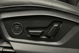 punainen Audi Q7 2026 kuva 16.