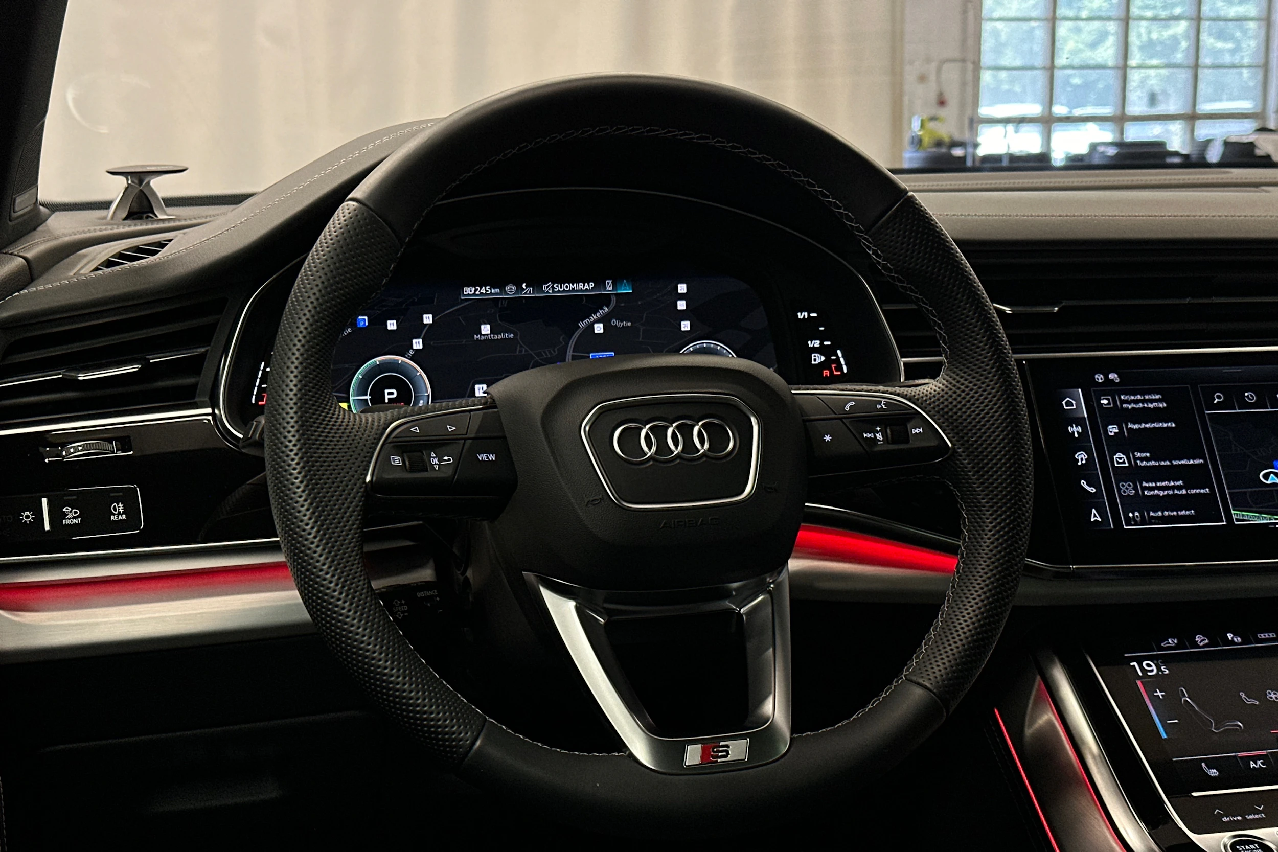 punainen Audi Q7 2026 kuva 19.