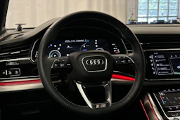 punainen Audi Q7 2026 kuva 19.